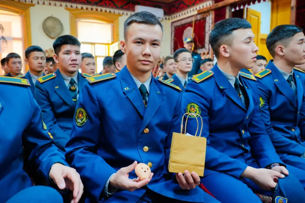 Столичным курсантам показали редкие музыкальные инструменты, использовавшиеся в военном деле (2)