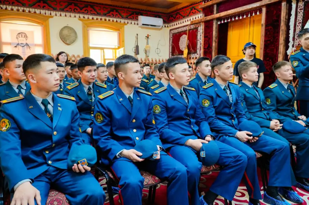 Столичным курсантам показали редкие музыкальные инструменты, использовавшиеся в военном деле (7)