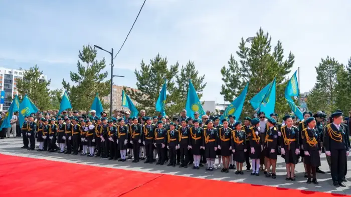 В Усть-Каменогорске прошла церемония возложения цветов к памятнику Народного Героя Сагадата Нурмагамбетова (7)