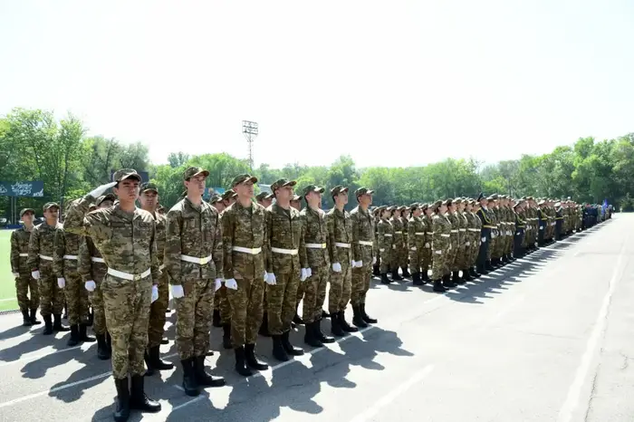 День защитника Отечества: в Университете Абая прошло военно-патриотическое шествие (9)
