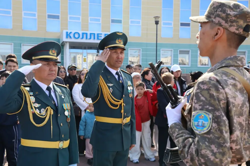В Астане более 400 студентов военной кафедры КазУТБ присягнули на верность Родине (3)