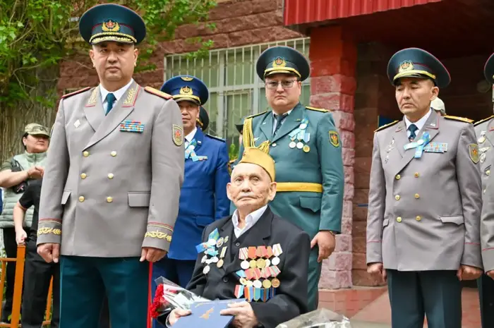Главнокомандующий Сухопутными войсками поздравил единственного в Астане ветерана войны (5)