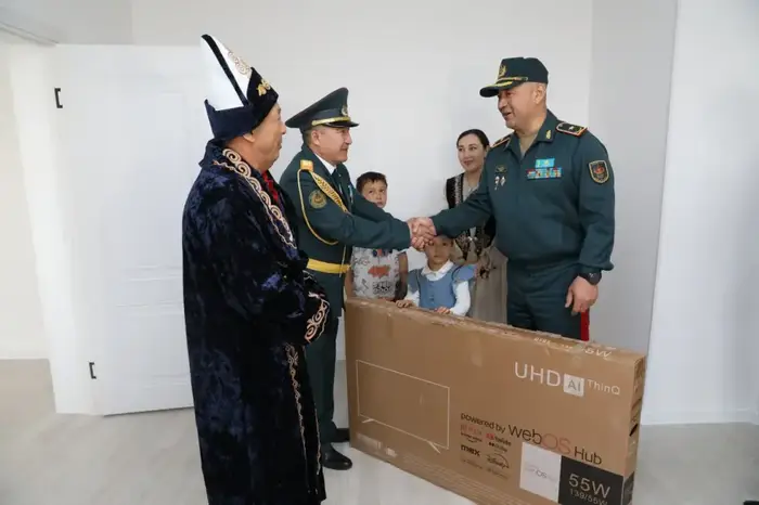 В Астане к профессиональному празднику семьи военнослужащих получили квартиры (4)