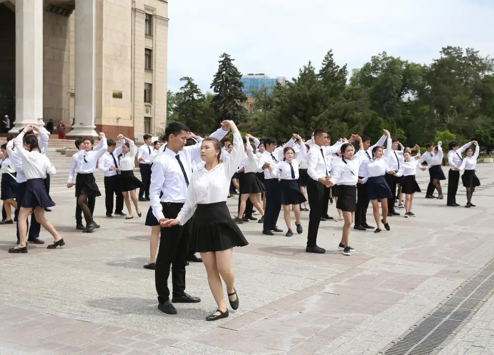 Вальс для города: выпускники поздравили Алмалинский район с 90-летием (2)