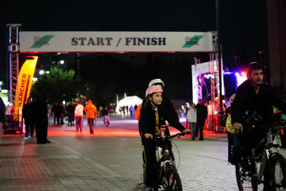 В Алматы впервые состоялся масштабный ночной велопробег Almaty Glow Ride (4)