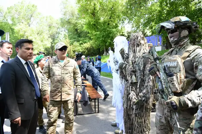 День защитника Отечества: в Университете Абая прошло военно-патриотическое шествие (3)