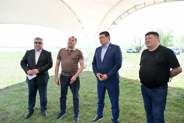 Аким области ознакомился с проектом развития левого берега зоны отдыха Шульбинского водохранилища (8)