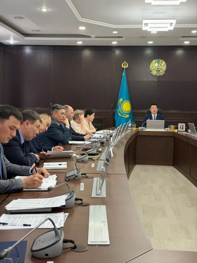 Сегодня в областном акимате рассмотрели вопросы передачи возвращенных земель хозяйствам, а также подвели итоги месячника чистоты, проведенного в рамках республиканской экологической концепции «Таза Қазақстан» (8)