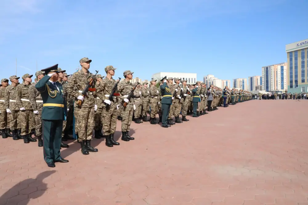 В Астане более 400 студентов военной кафедры КазУТБ присягнули на верность Родине (6)
