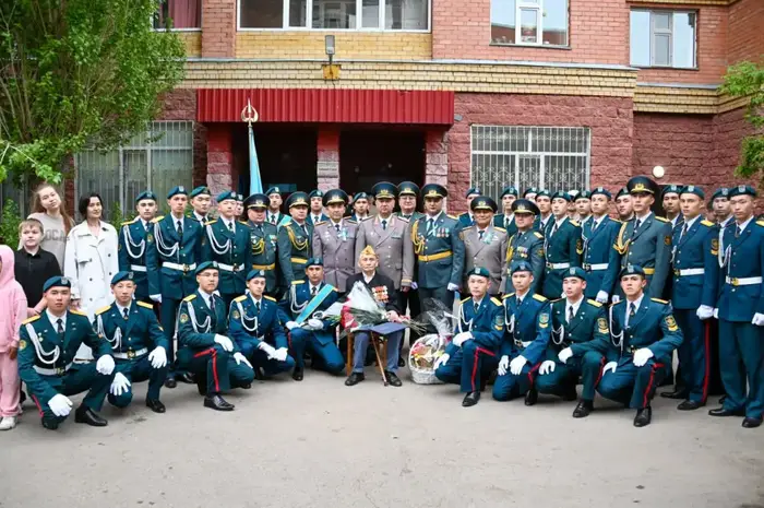 Главнокомандующий Сухопутными войсками поздравил единственного в Астане ветерана войны (9)