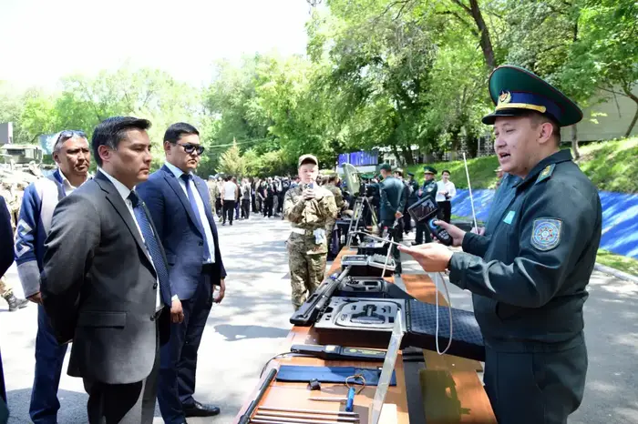 День защитника Отечества: в Университете Абая прошло военно-патриотическое шествие (5)