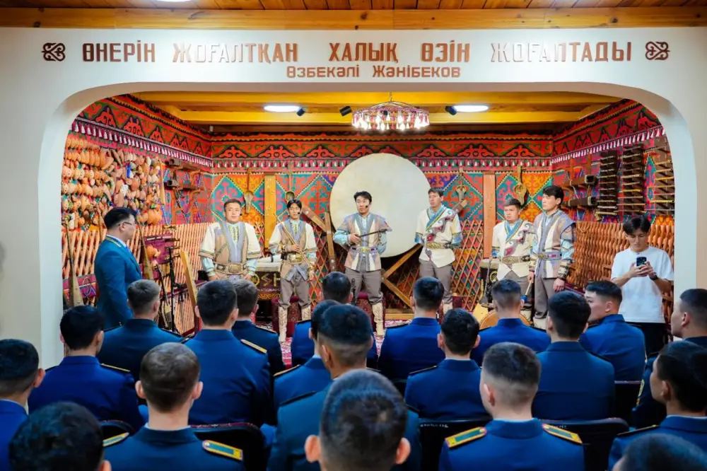 Столичным курсантам показали редкие музыкальные инструменты, использовавшиеся в военном деле (9)
