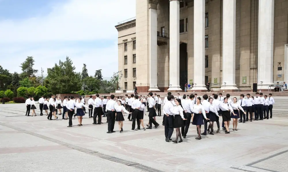 Вальс для города: выпускники поздравили Алмалинский район с 90-летием (3)