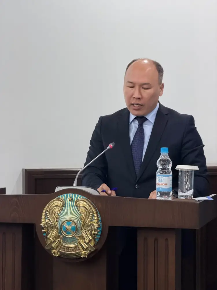 Сегодня в областном акимате рассмотрели вопросы передачи возвращенных земель хозяйствам, а также подвели итоги месячника чистоты, проведенного в рамках республиканской экологической концепции «Таза Қазақстан» (4)