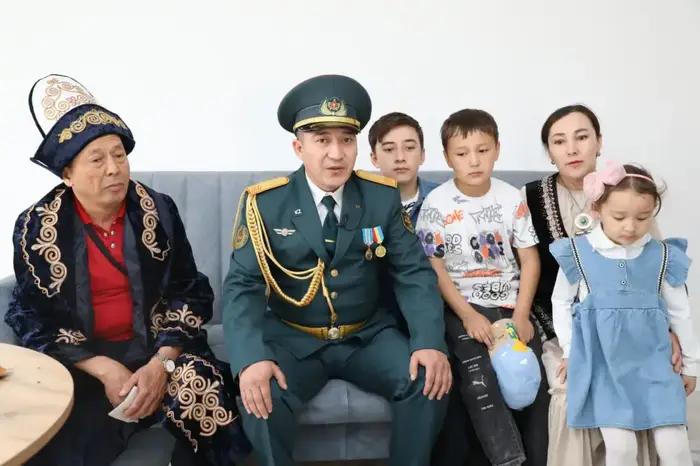В Астане к профессиональному празднику семьи военнослужащих получили квартиры (3)