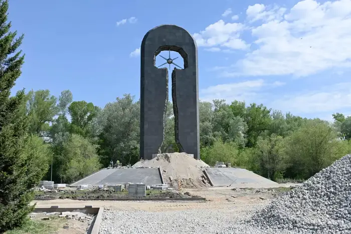 В Семее активно ведется строительство Площади государственных символов (8)