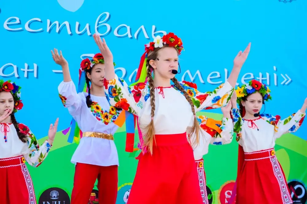 Фестиваль национальной культуры и кухни провели в День единства в Астане (2)