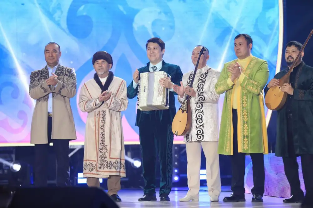 Глава региона на айтысе, посвященном столетнему юбилею Бакира Тажибаева, зачитал поздравление Президента (2)