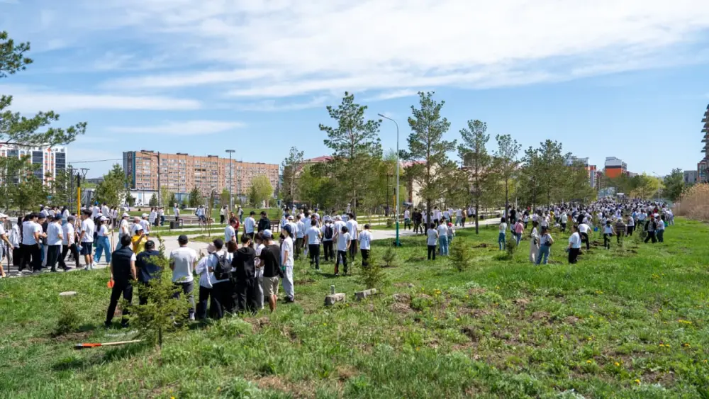 В Усть-Каменогорске выпускники школ высадили именные деревья (10)