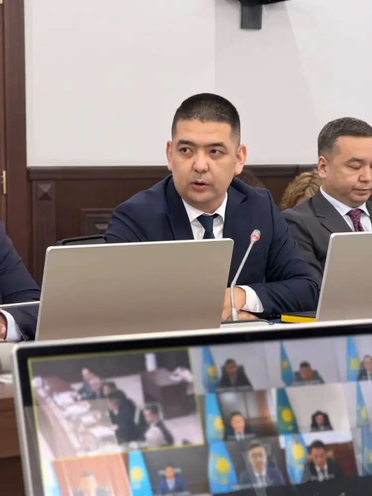Сегодня в областном акимате рассмотрели вопросы передачи возвращенных земель хозяйствам, а также подвели итоги месячника чистоты, проведенного в рамках республиканской экологической концепции «Таза Қазақстан» (6)