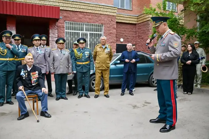 Главнокомандующий Сухопутными войсками поздравил единственного в Астане ветерана войны (3)