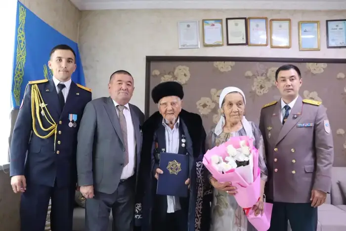 Спасатели поздравили 100-летнего ветерана пожарного с Днем Победы (3)