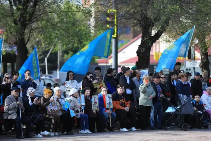 В День Победы актюбинцы возложили цветы у Обелиска Славы (5)