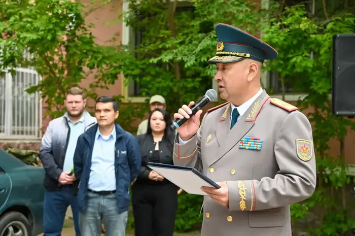Главнокомандующий Сухопутными войсками поздравил единственного в Астане ветерана войны (4)