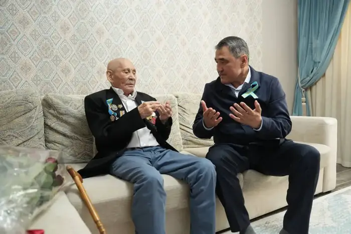 Министр водных ресурсов и ирригации поздравил с Днем победы 102-летнего ветерана (3)