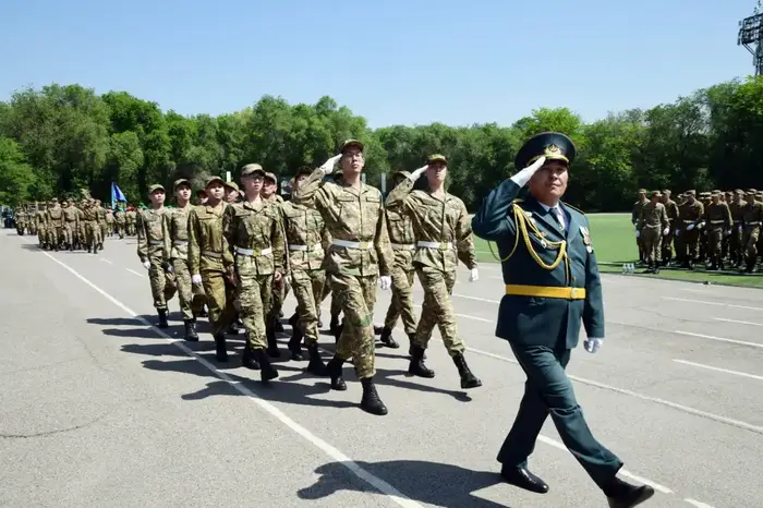 День защитника Отечества: в Университете Абая прошло военно-патриотическое шествие (6)