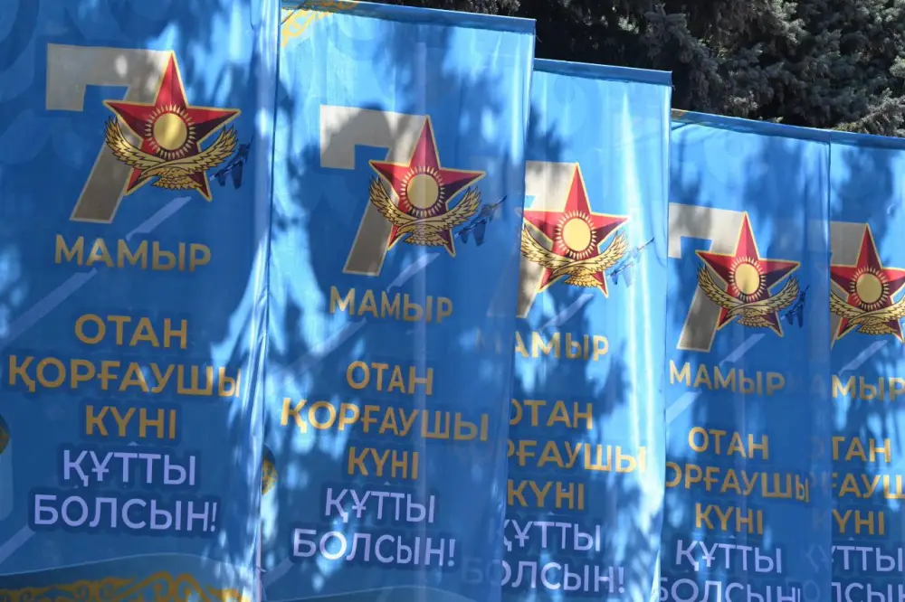 В Алматы в честь Дня защитника Отечества торжественно подняли Государственный флаг (8)