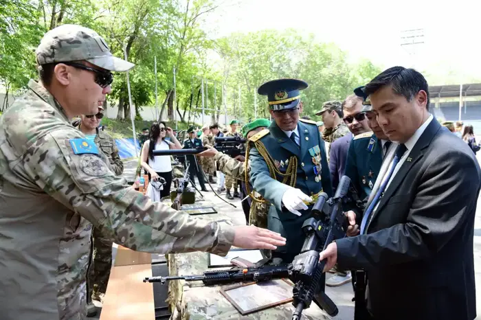 День защитника Отечества: в Университете Абая прошло военно-патриотическое шествие (4)