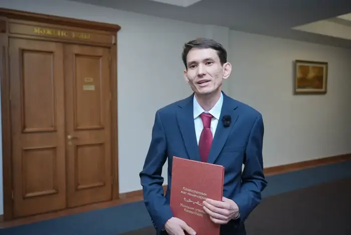 ИСПОЛНЕНИЕ ПОРУЧЕНИЯ ПРЕЗИДЕНТА: МИНИСТР ВРУЧИЛ МОЛОДЫМ УЧЕНЫМ СЕРТИФИКАТЫ НА КВАРТИРЫ (8)