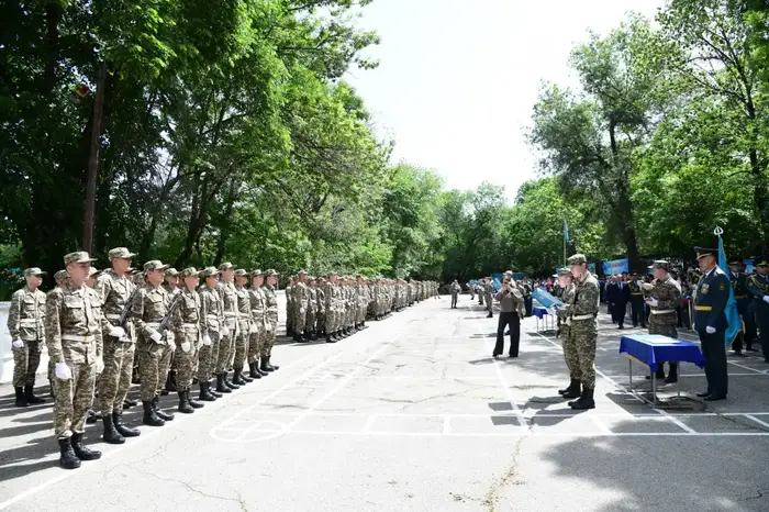 День защитника Отечества: в Университете Абая прошло военно-патриотическое шествие (2)