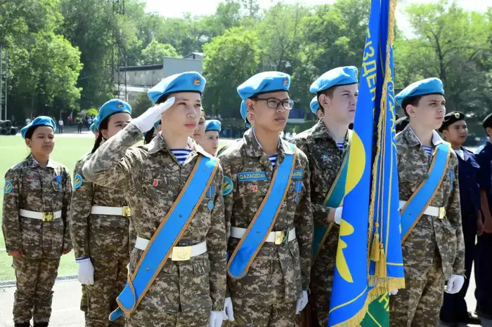 День защитника Отечества: в Университете Абая прошло военно-патриотическое шествие (8)