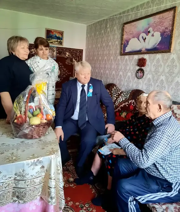 Во всех районах и городах ВКО поздравляют ветеранов (8)