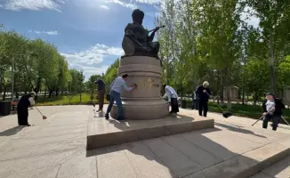 В Астане продолжается акция «Таза Қазақстан» по очистке территорий памятников