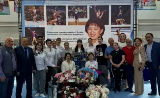 Легенда гимнастики Нелли Ким вдохновляет юных спортсменок на чемпионате в Алматы
