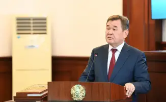 Олжас Бектенов благодарит Нурлыбека Налибаева за вклад в развитие Кызылординской области на встрече с активом региона