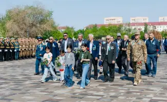 Цветы к огню: Атырау помнит своих героев