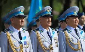 Актобе отмечает День Победы: цветы у Обелиска Славы в память о героях Великой Отечественной войны