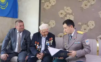 Пожарные Алматы поздравили 100-летнего ветерана