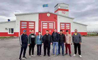 Участие инспекторов в акции по высадке саженцев подчеркивает важность экологической ответственности в обществе.
