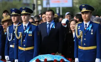 Цветы памяти: актюбинцы у Обелиска Славы