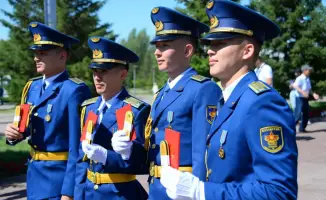 Президент Казахстана подписал закон об изменении порядка присвоения звания 'старший лейтенант' выпускникам военных вузов с отличием