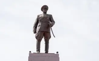 В Усть-Каменогорске прошла церемония возложения цветов к памятнику Народного Героя Сагадата Нурмагамбетова