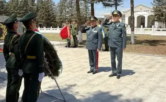 Казахстанские военные дипломаты возложили цветы к памятнику в Китае в память о советских и монгольских воинах