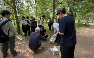 Установка скворечников в парке Жетысу в районе Есиль в рамках экологической акции