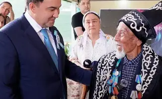 Аким Туркестанской области Нуралхан Кушеров посетил 100-летнего ветерана Ахмаджана Анартаева и вручил благодарственное письмо от Президента