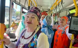 Музыкальный перформанс в автобусах в честь Дня Победы